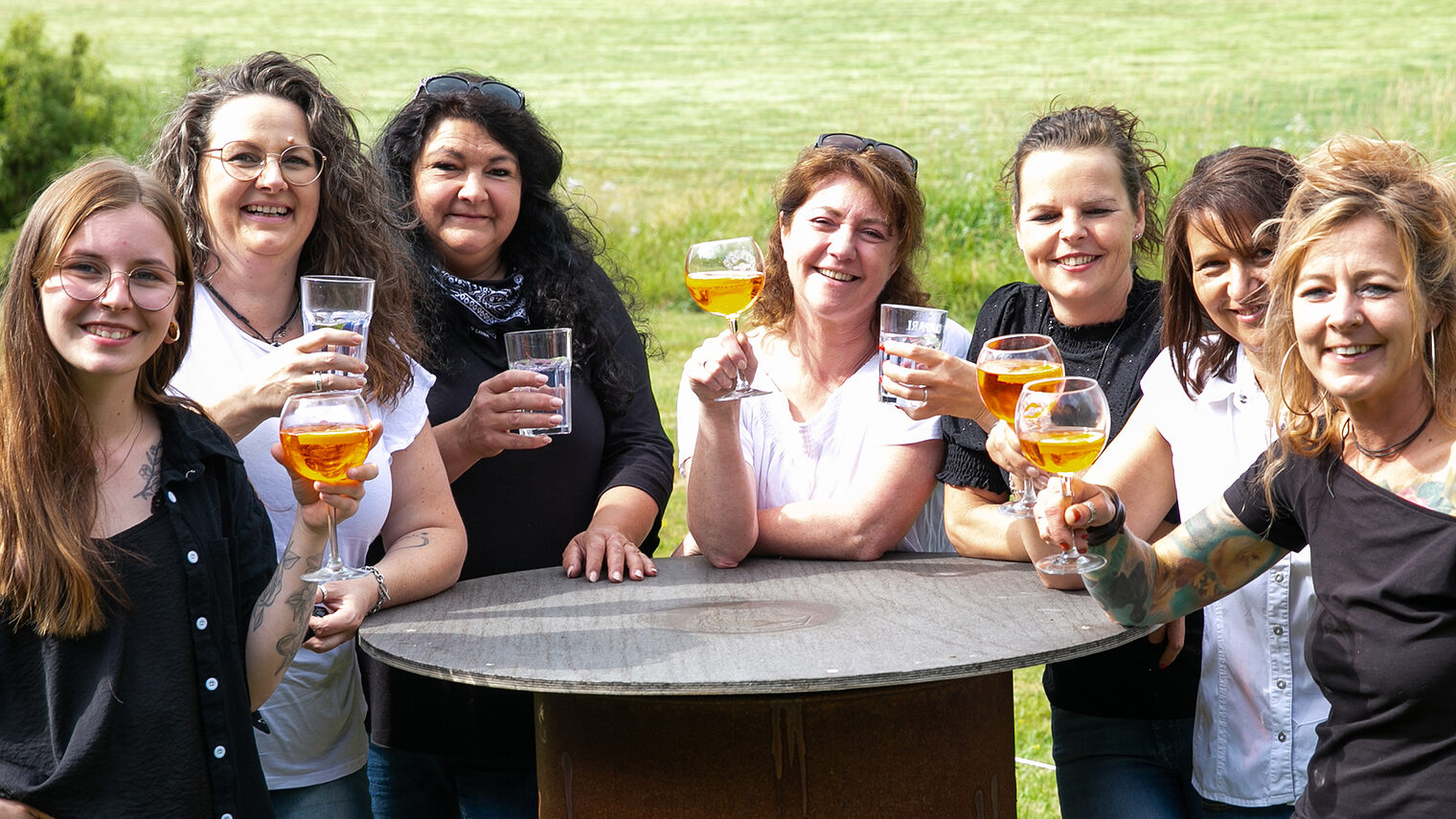 Liliane Reicheneder, Daniela Sorger, Iris Wagmann, Obermeisterin Claudia Geiselhöringer, Sandra Kühn, Anita Strobl und stellvertretende Obermeisterin Petra Druskus (von li. nach re.).