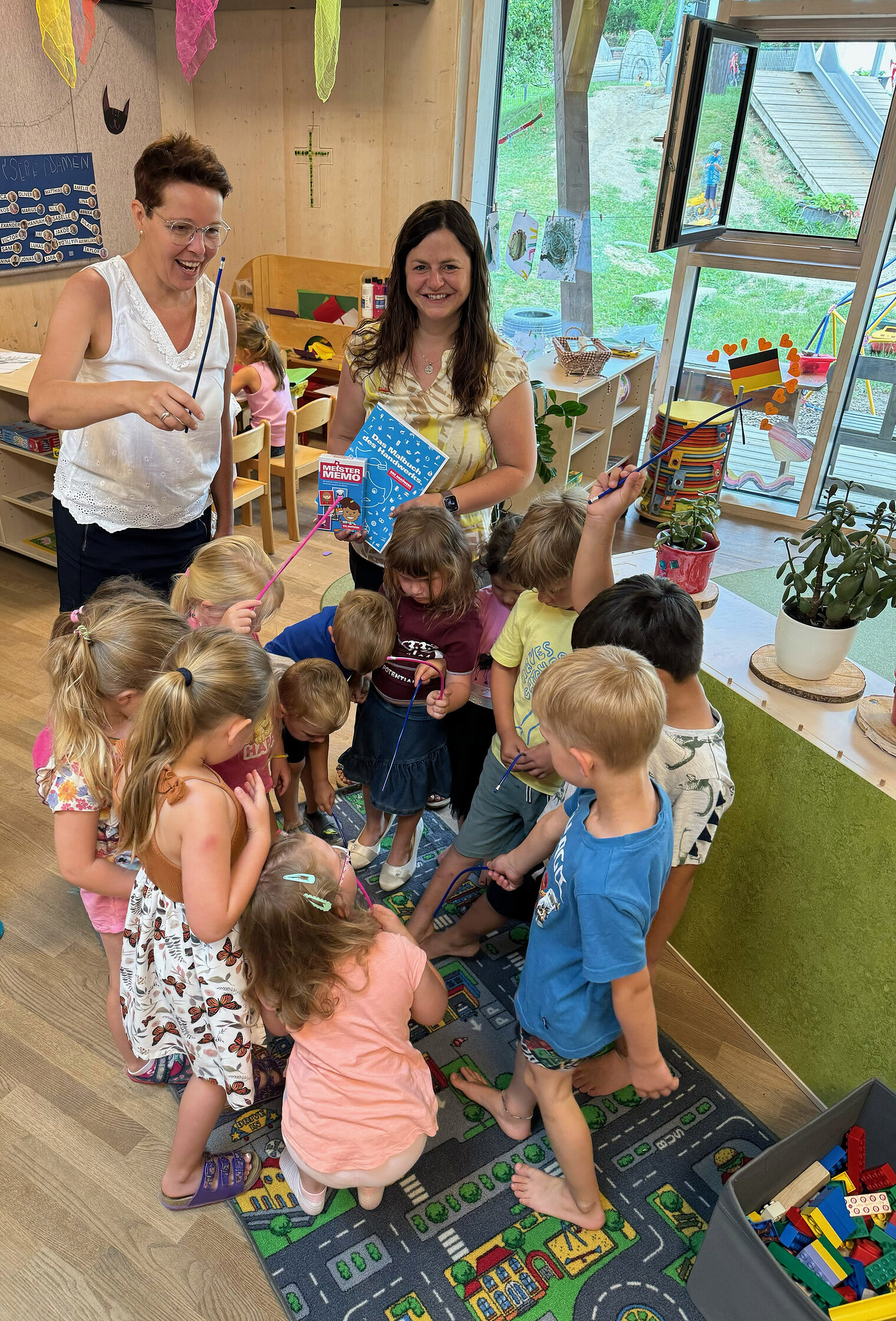 Hatten viel Spaß: HWK-Vizepräsidentin Kathrin Zellner (Mitte) zu Besuch bei den Kindern des Kindergartens Schöllnach. 