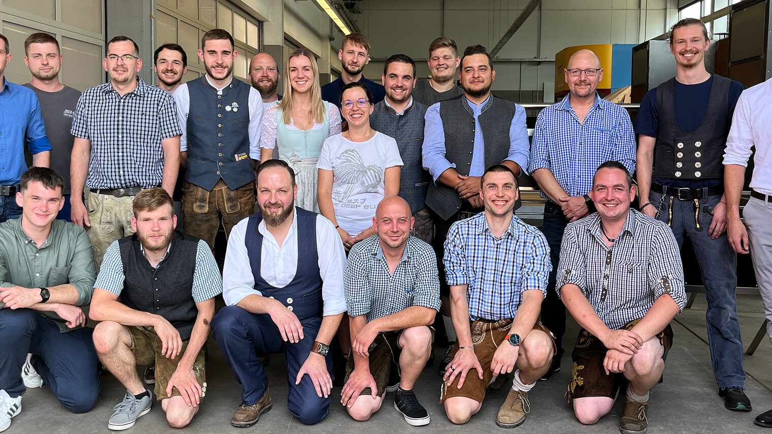 Kursleiter Peter Fitterer (rechts) gratulierte den Jungmeisterinnen und Jungmeistern zu ihrer Leistung. 