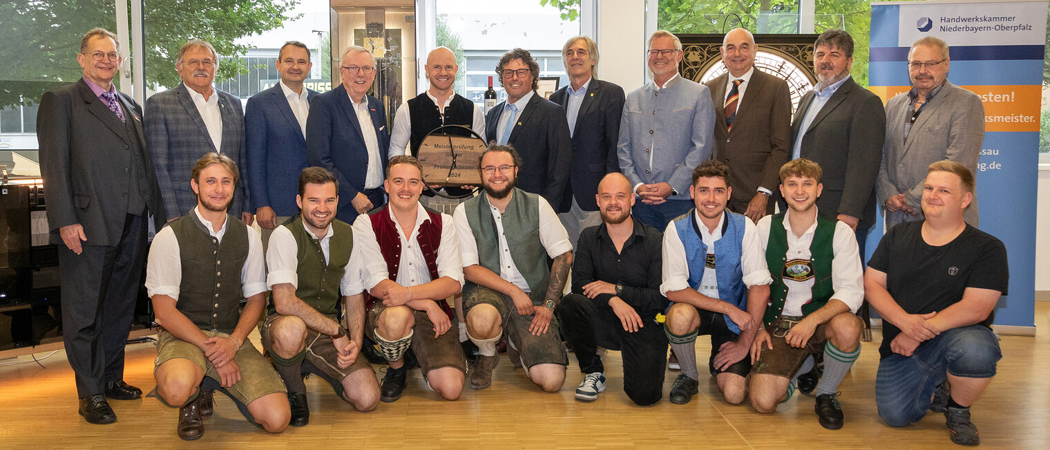 Die diesjährigen Jungmeister im Glaserhandwerk mit Festrednern und Ehrengästen bei der Ausstellungseröffnung in Regensburg. Die diesjährigen Jungmeister im Glaserhandwerk mit Festrednern und Ehrengästen bei der Ausstellungseröffnung in Regensburg.