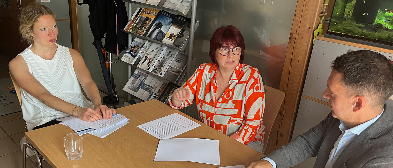 Manuela Nemela (Mitte) beteiligt sich an einem Pionierprojekt der Handwerkskammer, hier mit zwei der Initiatoren.