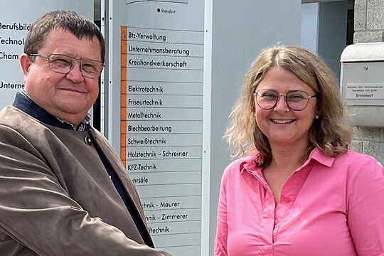 Betriebsberater Josef Roider (li.) geht in den Ruhestand und übergibt an seine Kollegin Susanne Erhard (re.). 