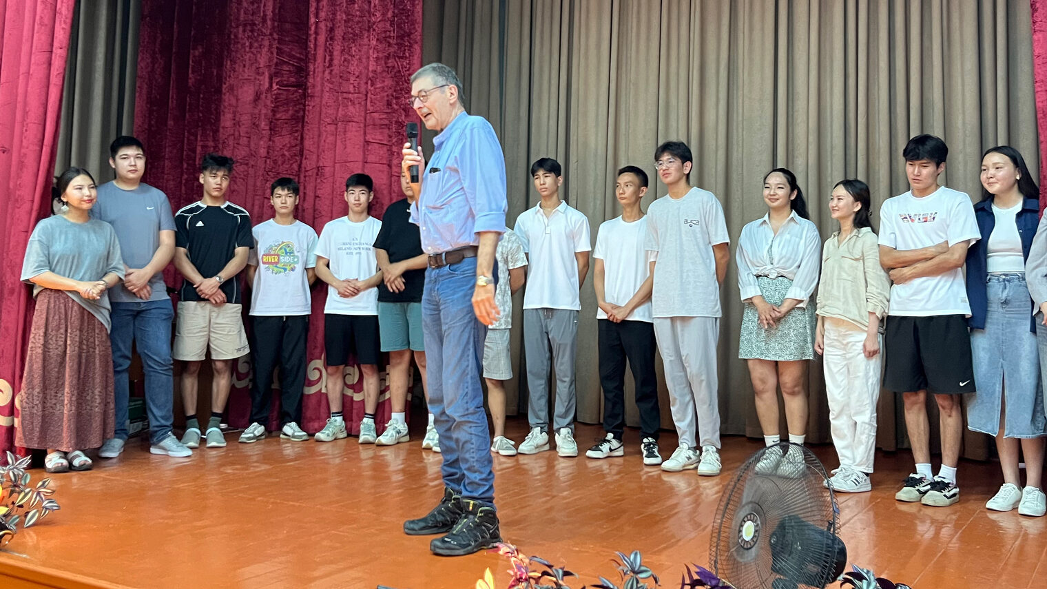 Bei dem Besuch einer kirgisischen Schule kam der HWK-Präsident auch mit den Schülerinnen und Schülern ins Gespräch.