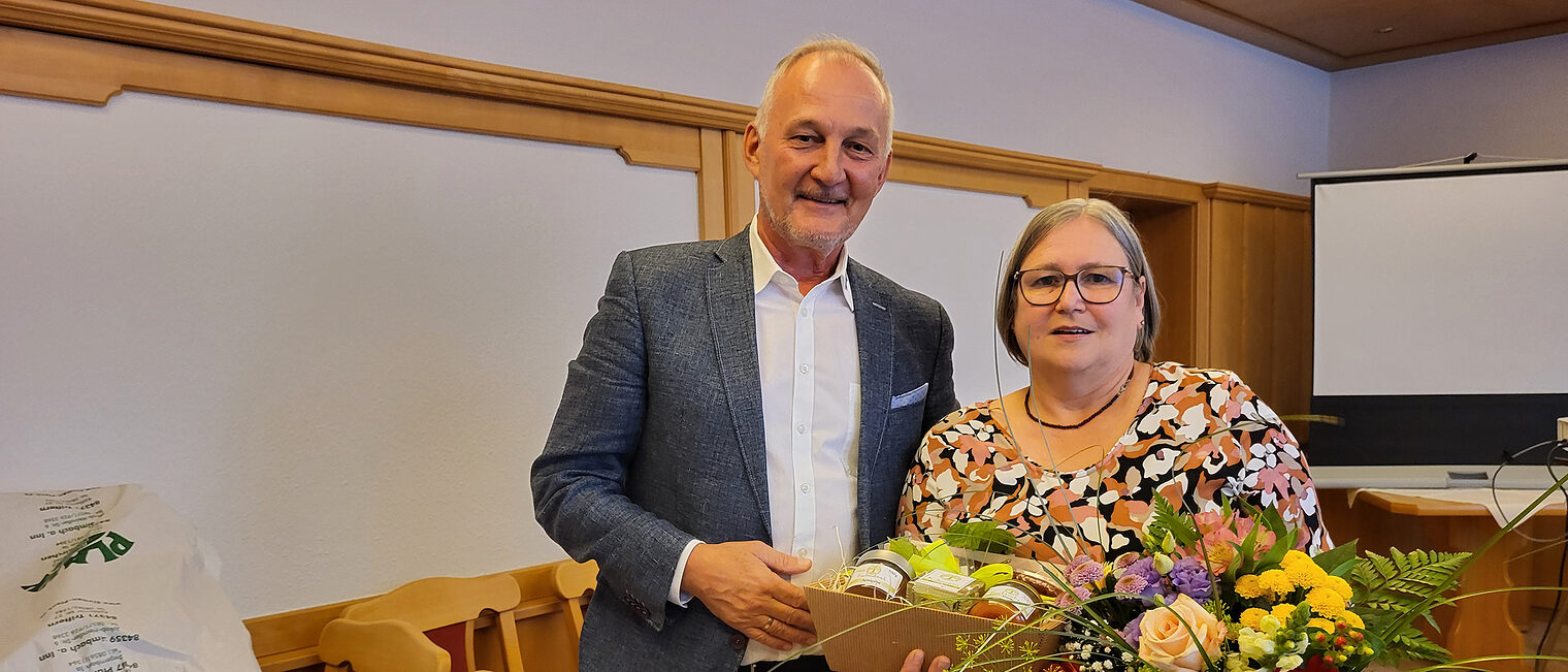 Für ihre langjährige ehrenamtliche Tätigkeit als Vorstandsmitglied und Prüfungsausschussmitglied wurde Heidrun Rieger-Danzer ausgezeichnet. Obermeister Günter Wagner überreichte Heidrun Rieger-Danzer einen Blumenstrauß und ein Geschenk.