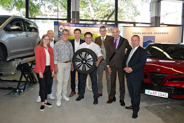 Die Ehrengäste durften beim Stand der KFZ-Innung ran ans Reifenwechseln. 