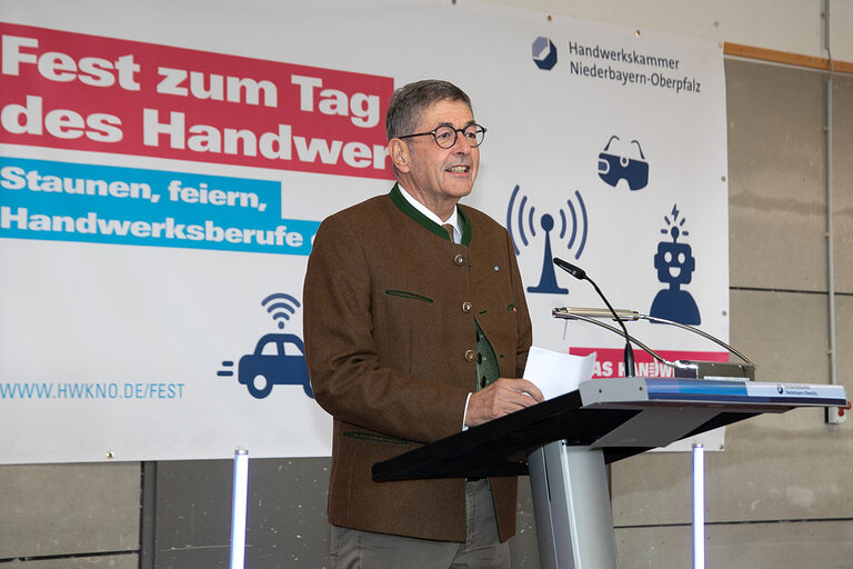 Präsident Dr. Georg Haber eröffnete das Fest und begrüßte in seiner Rede alle Ehrengäste und Teilnehmer der Veranstaltung. 