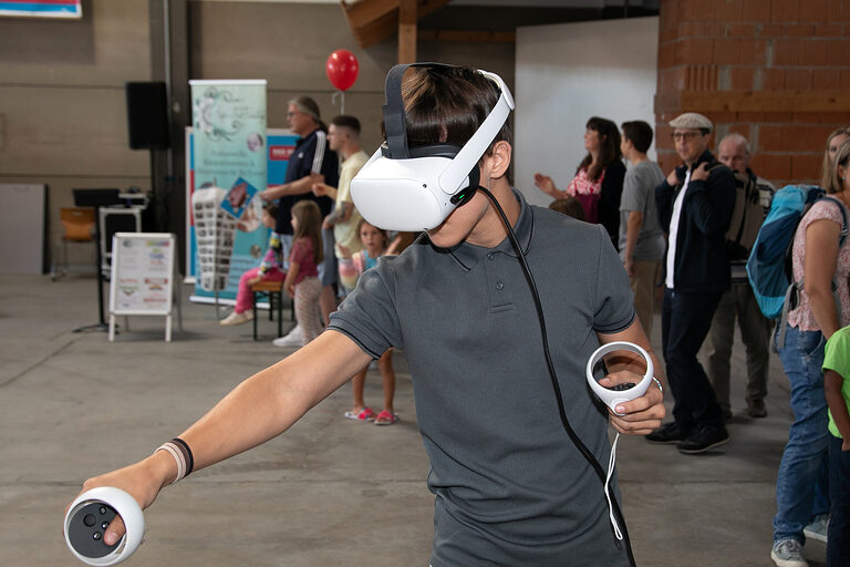 Beim Innovations-Stand des Bildungszentrums Schwandorf konnte man virtuell mit einer Drohne fliegen. 