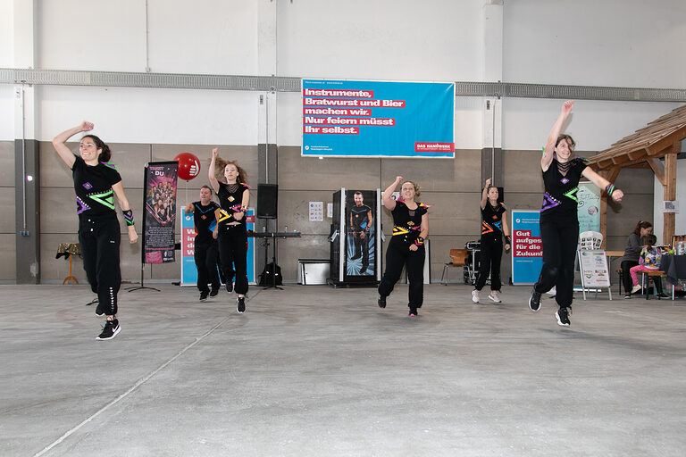 Die Showtanzgruppe "Pop´N´Dance" springt rhythmisch zu einem Song. Sechs Tänzer geben ihr Bestes.