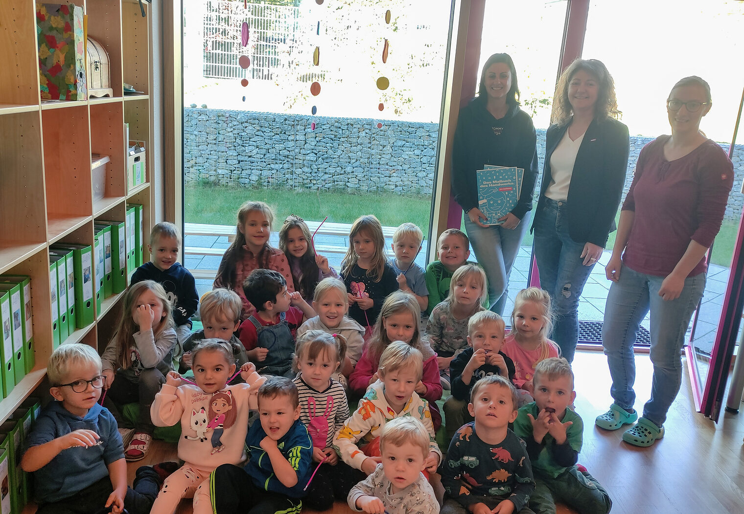 HWK-Vizepräsidentin Claudia Geiselhöringer (Mitte) zu Besuch in der Kindertagesstätte Gangkofen.