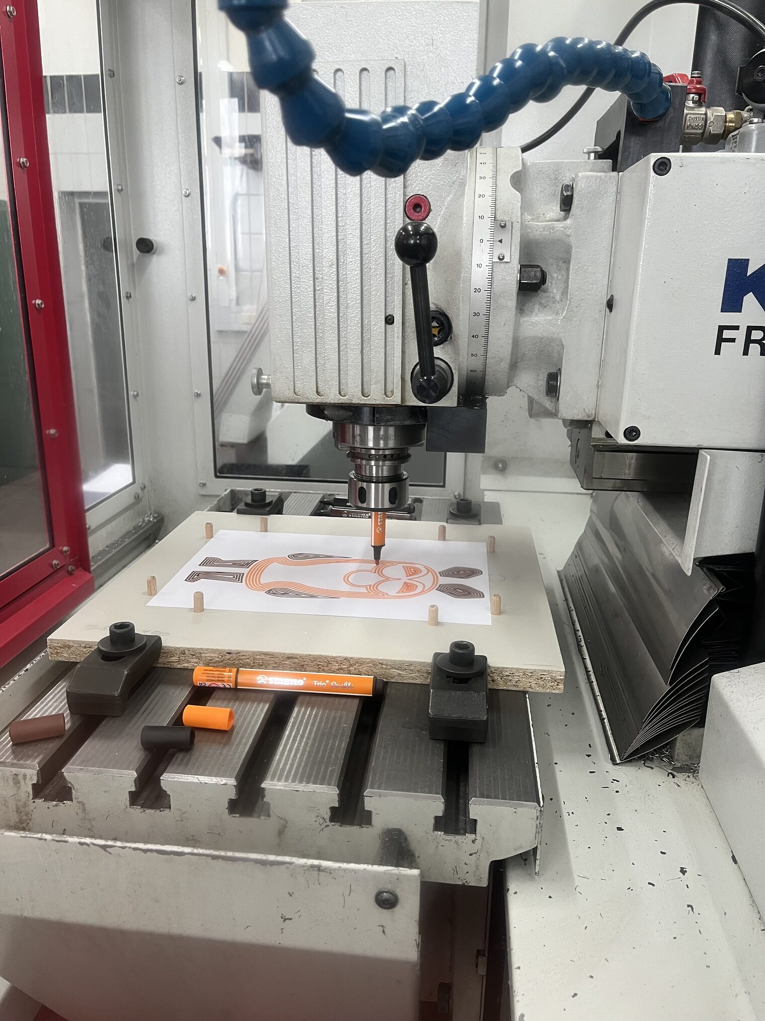 Eine CNC-Maschine wurde umfunktioniert zur Zeichenmaschine: Der eingespannte Stift zeichnete die Maus. Eine CNC-Maschine wurde umfunktioniert zur Zeichenmaschine: Der eingespannte Stift zeichnete die Maus.
