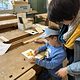 In der Schreinerhalle konnten die Kinder ein Maus-Türschild stempeln und bemalen. Die Eltern unterstützten die Kids dabei. 