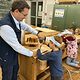 Mit viel Sorgfalt durften die Kinder Löcher ins selbstgemachte Türschild bohren. 