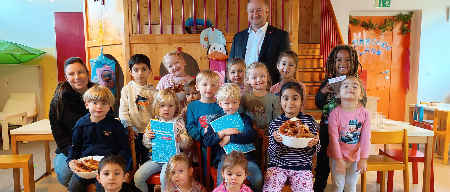 Die Kinder des Kindergartens St. Markus in Weiden freuten sich über Brezen von der Handwerkskammer. Die Kinder des Kindergartens St. Markus in Weiden freuten sich über Brezen von der Handwerkskammer.