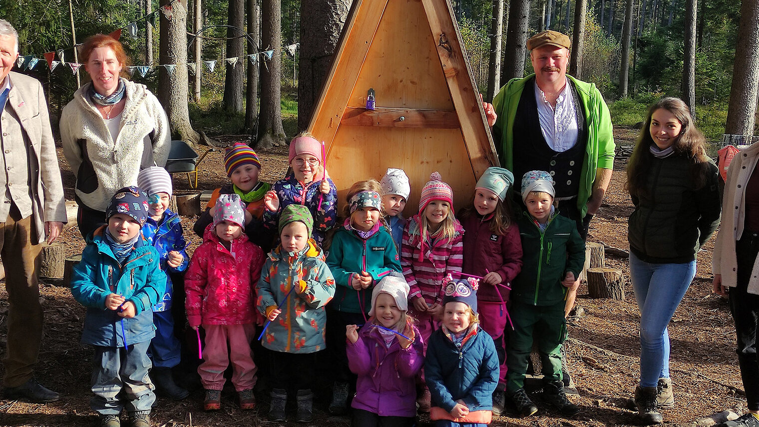 Vizepräsident Hans Kastl freute sich mit den Kindern des Kindergartens in Patersdorf über das neue Holzhaus. 