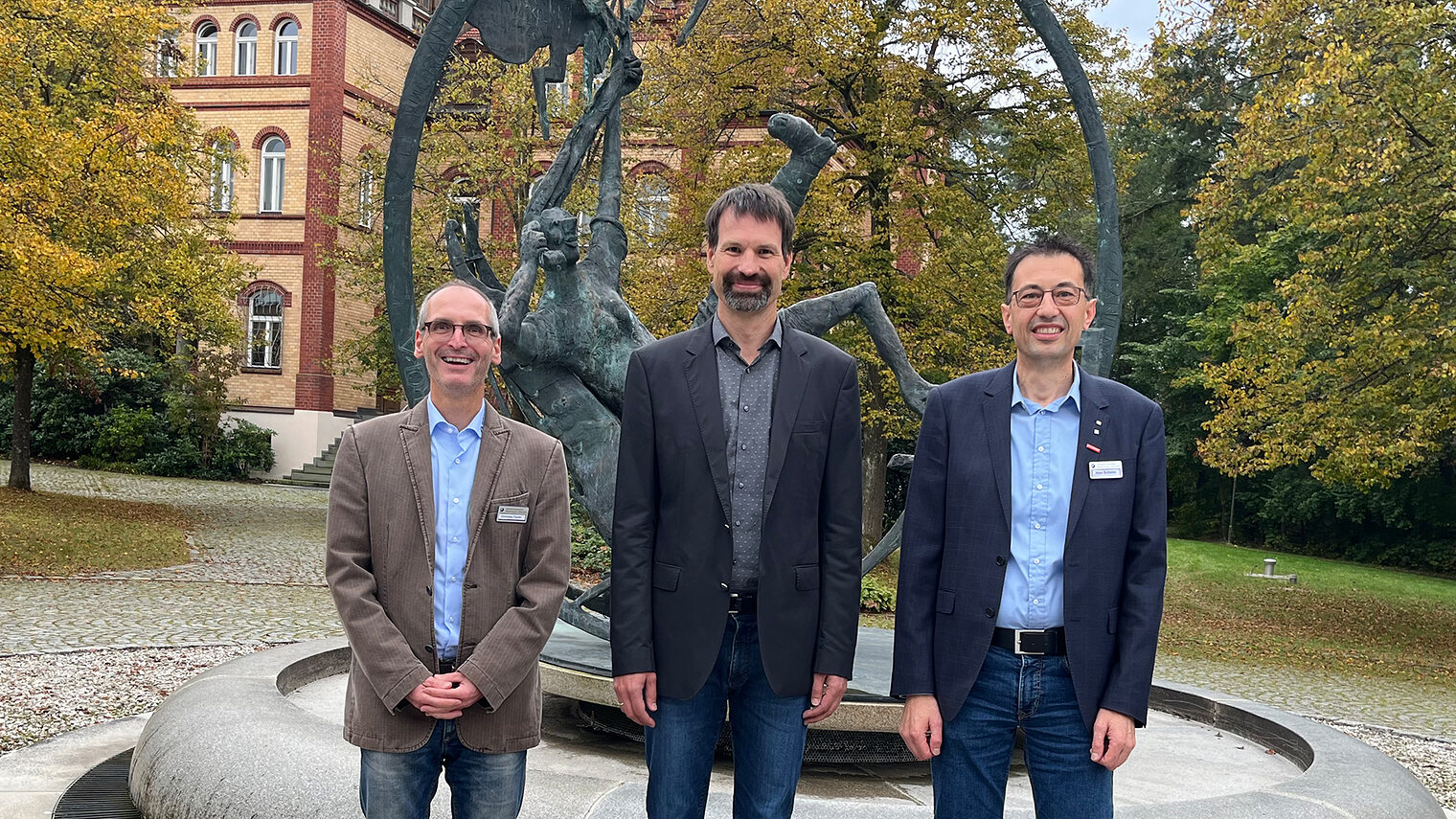 Die HWK-Experten Christian Fuchs (li.) und Helmut Schmid (re.) mit dem Referent Wolfram Schöberl.