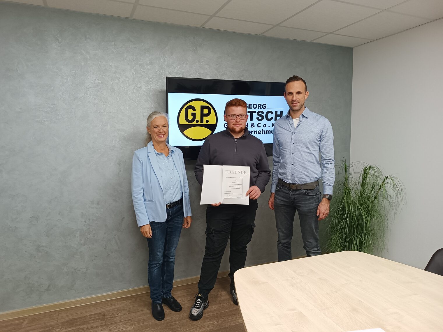Die Geschäftsführerin Sarah Himmelreich, der neue Straßenbauer-Geselle Martin Eichhammer sowie Florian Pritsch, Juniorchef der Bauunternehmung Georg Pritsch GmbH.