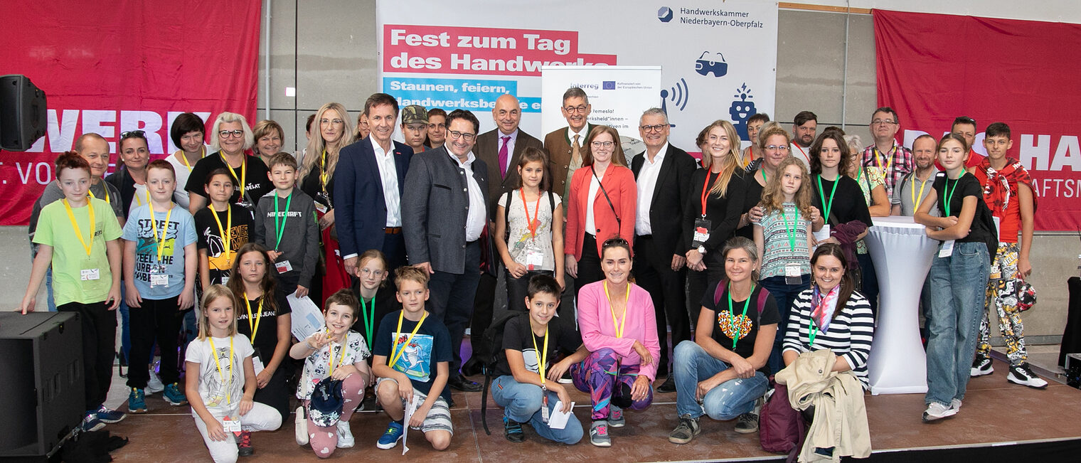 Kinder aus Südböhmen konnten zusammen mit ihren Eltern das Handwerk bei Workshops an den verschiedenen Stationen beim Fest zum Tag des Handwerks in Regensburg hautnah erleben. Kinder aus Südböhmen konnten zusammen mit ihren Eltern das Handwerk bei Workshops an den verschiedenen Stationen beim Fest zum Tag des Handwerks in Regensburg hautnah erleben.