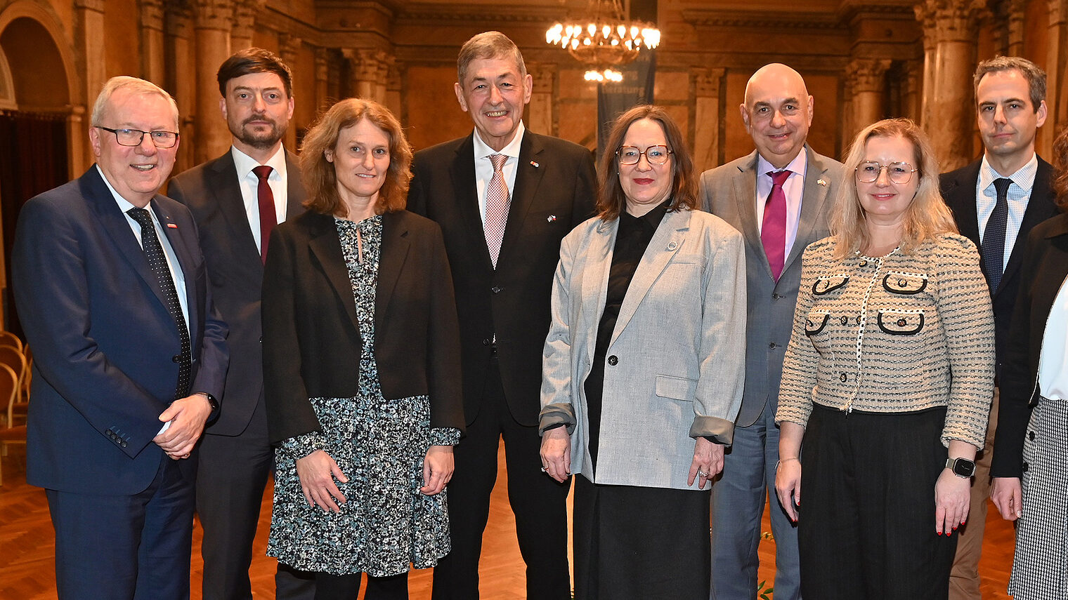 Gemeinsam für eine starke Grenzregion (v.li.n.re.): HWK-Hauptgeschäftsführer Jürgen Kilger, Vizepräsident der Technischen Hochschule Deggendorf Prof. Dr. Wolfgang Dorner, stv. Referatsleiterin Berufliche Bildung/Fachkräfte aus dem bayerischen Wirtschaftsministerium Dr. Kathrin Maier, HWK-Präsident Dr. Georg Haber, Regierungsvizepräsidentin der Oberpfalz Christiane Zürn, Landtagsabgeordneter Jürgen Mistol, Geschäftsführerin der Handelskammer Region Pilsen Radka Trylčová, Konsul für Politik und Handel der tschechischen Republik Lukáš Opatrný und HWK-Abteilungsleiterin Katharina Wierer. 
