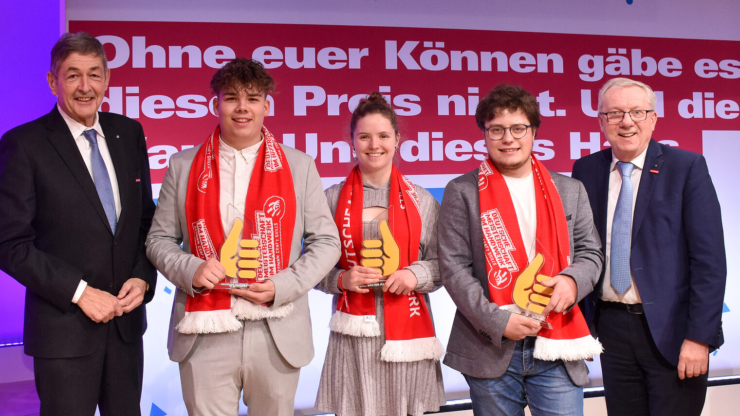 Freuten sich in Berlin über den Bundessieg: HWK-Präsident Dr. Georg Haber, die Preisträger Patrick Exner, Emily Hackl und Timo Bucher, sowie HWK-Hauptgeschäftsführer Jürgen Kilger (v.l.n.r.). 