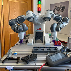 Darstellung eines ABB - kollaborativen Roboters mit zwei Armen auf Gestell.