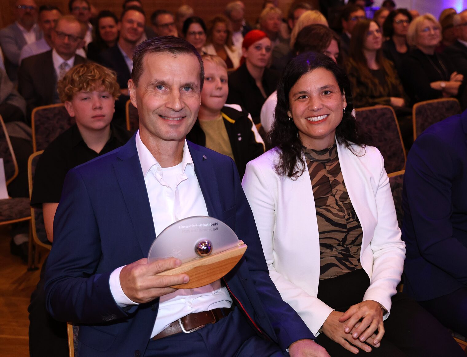 Michael Artmann und seine Frau Ilona Artmann halten den Innovationspreis in den Händen.
