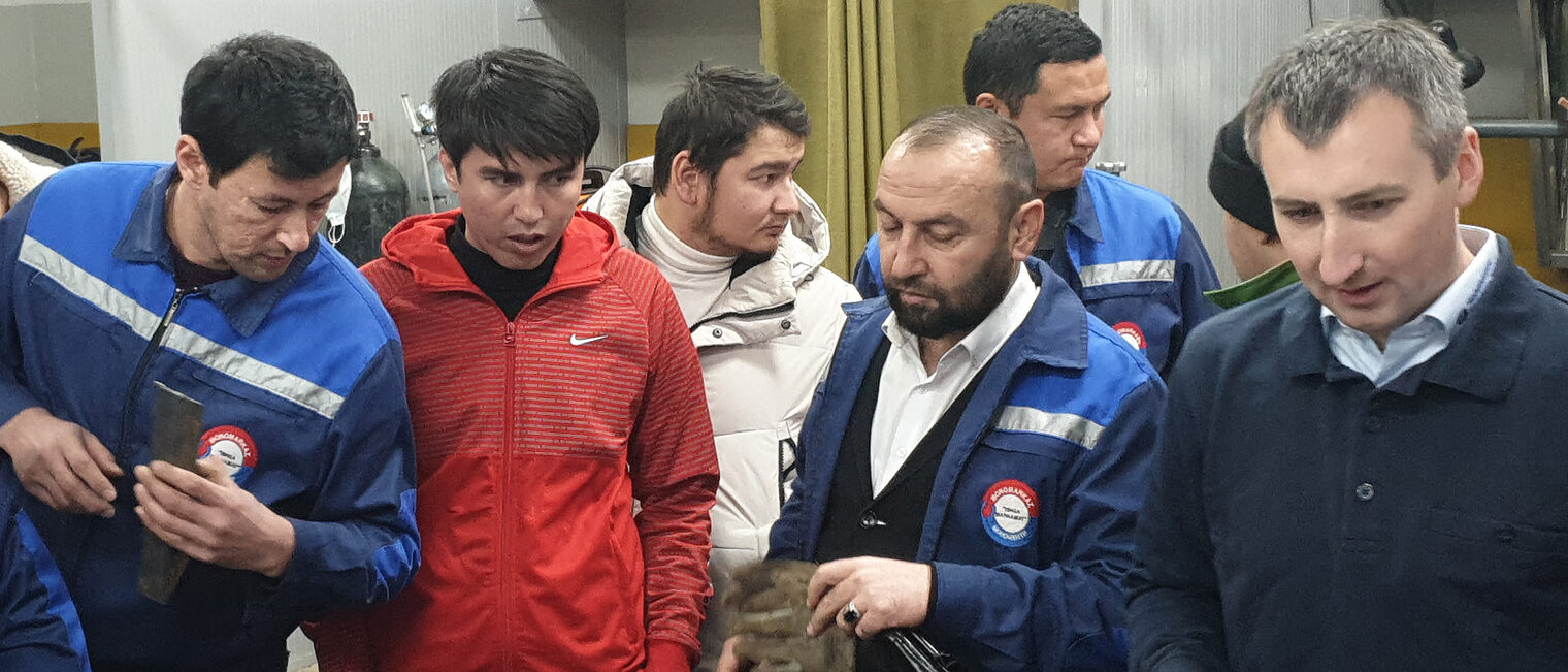 HWK-Kursleiter Peter Fitterer (re.) bei der Expertenreise in Taschkent. Bei Werkzeugen und Ausstattung schaute Fitterer ganz genau hin. Kursleiter Peter Fitterer bei der Expertenreise in Taschkent. Bei Werkzeugen und Ausstattung schaute Fitterer ganz genau hin.