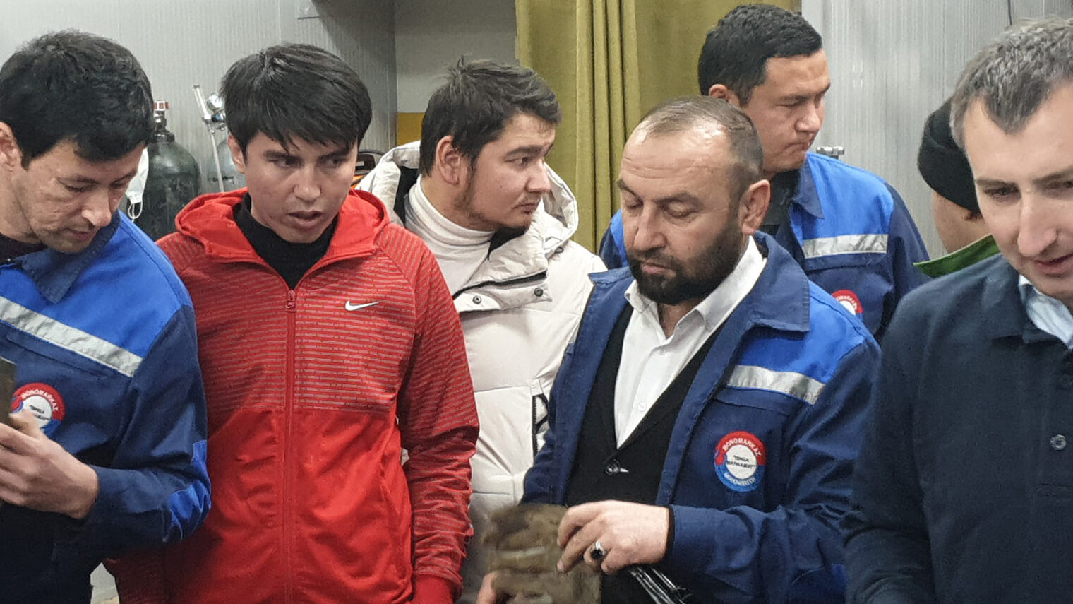 Kursleiter Peter Fitterer bei der Expertenreise in Taschkent. Bei Werkzeugen und Ausstattung schaute Fitterer ganz genau hin.