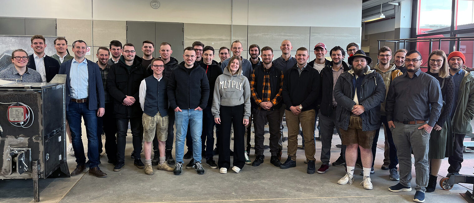 Kursleiter Peter Fitterer (4. v. li.) gratulierte den diesjährigen Meisterkursabsolventen im Metallbauhandwerk zur bestandenen Weiterbildung. Kursleiter Peter Fitterer mit den Meisterkursabsolventen in der Metallhalle.