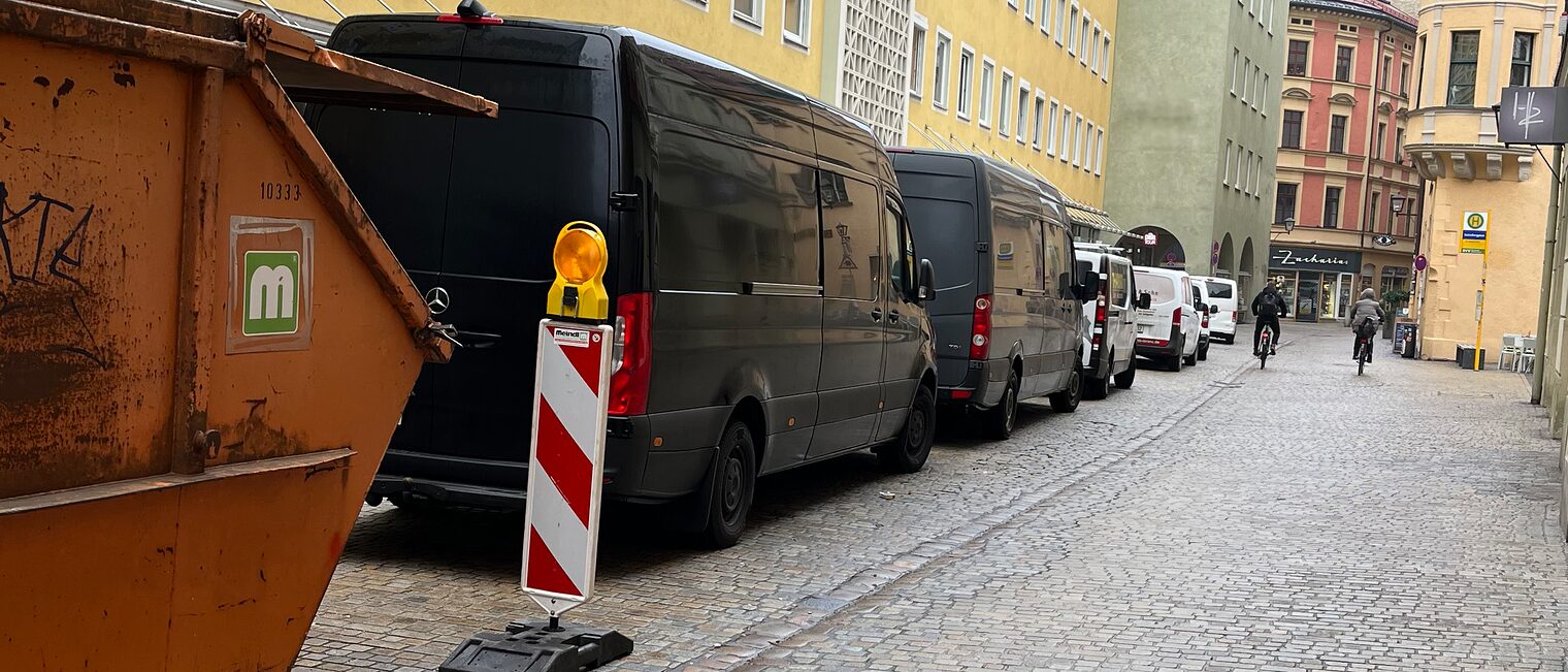 In der Innenstadt parken die Autos direkt aneinander. Es stehen kaum Parkplätze zur Verfügung. In der Innenstadt parken die Autos direkt aneinander. Es stehen kaum Parkplätze zur Verfügung.