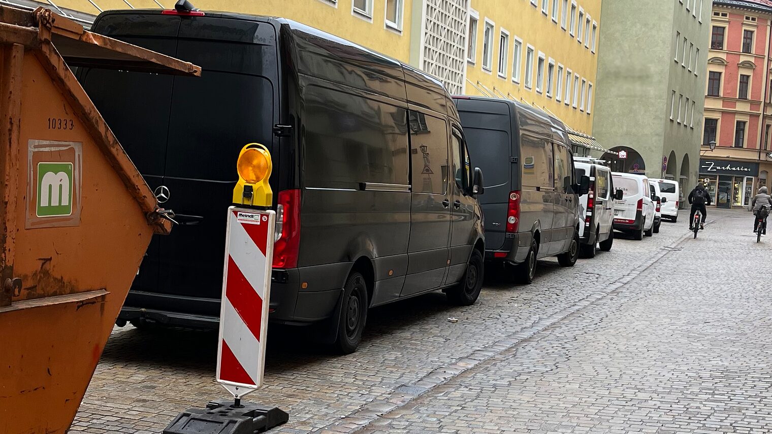 In der Innenstadt parken die Autos direkt aneinander. Es stehen kaum Parkplätze zur Verfügung. 