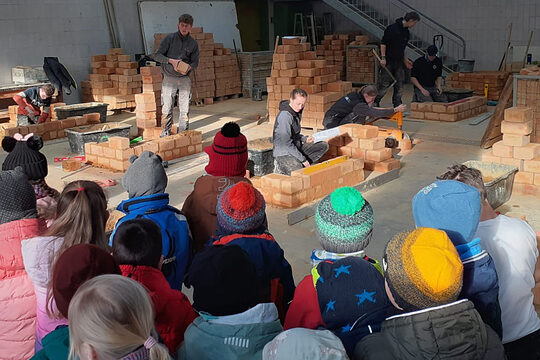 Was macht eigentlich ein Maurer? In der Bauhalle des Bildungszentrums erhielten die Kindergartenkinder viele Antworten darauf. 