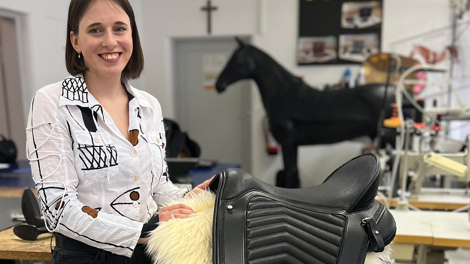 Carolin Steinbach hat ihren Meistertitel im Bereich Reitsportausrüstung absolviert und als Meisterstück einen Lederbaumsattel angefertigt. 
