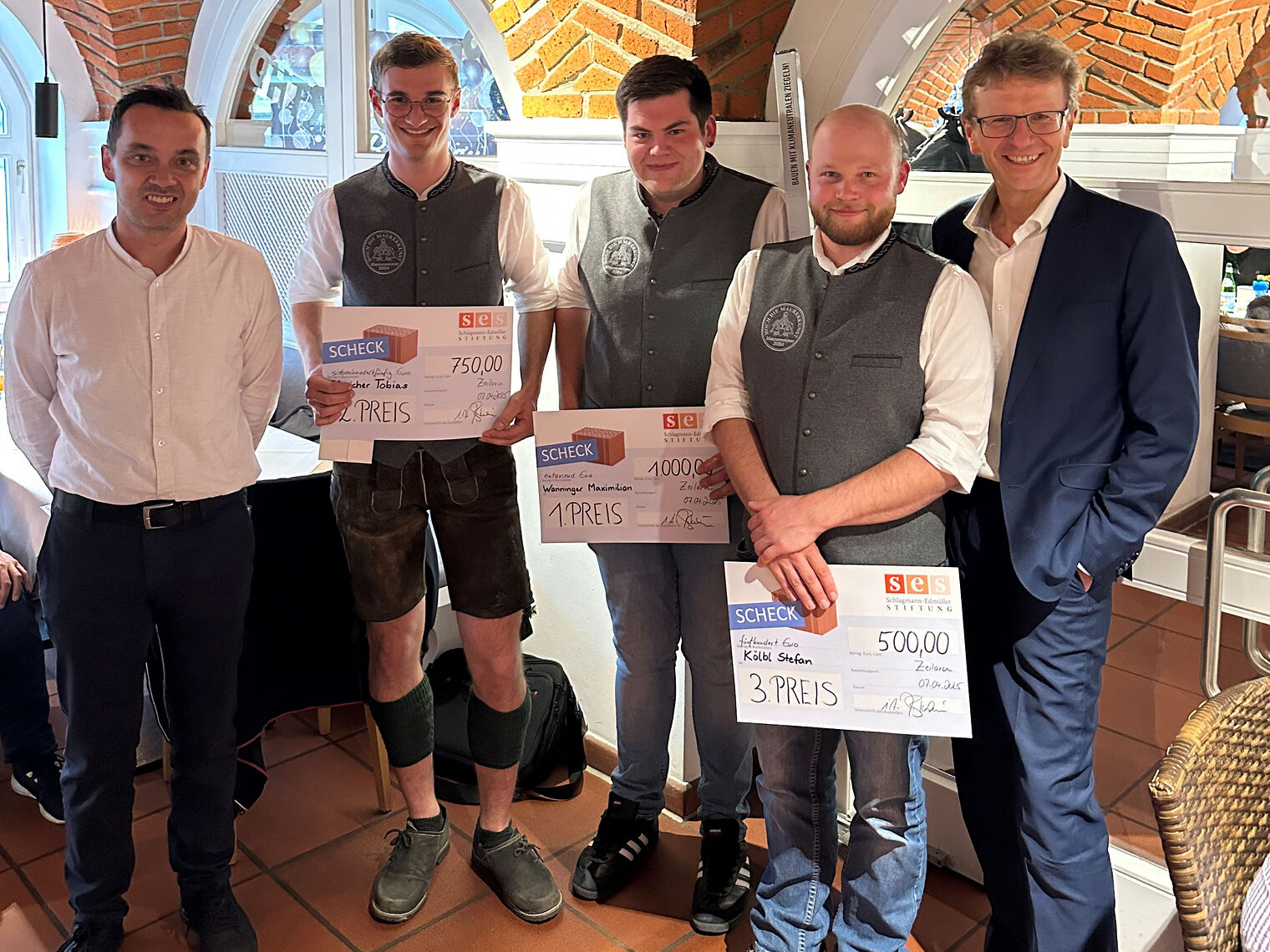 Die drei Kursbesten des Meisterkurses erhielten einen Meisterpreis von Schlagmann Poroton GmbH & Co. KG. Drei Kursbeste des Meisterkurses erhielten einen Meisterpreis von Schlagmann Poroton GmbH.