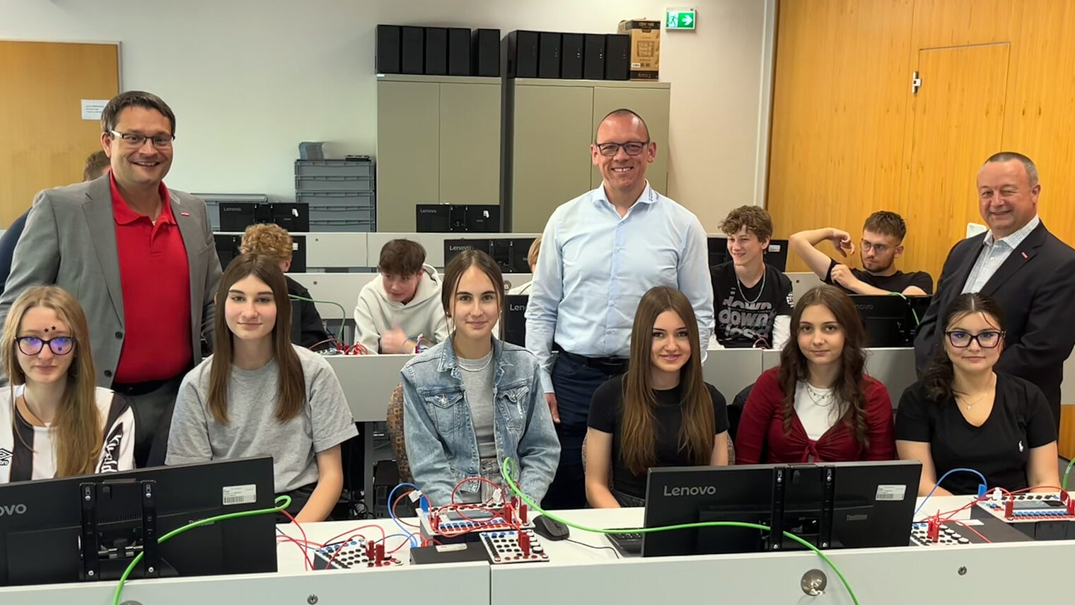 In Schwandorf erhielten die Schülerinnen und Schüler der Realschule Burglengenfeld Einblick in hochtechnologische Berufsbilder. Auf dem Bild sitzen sie im Computerraum vor den PCs.