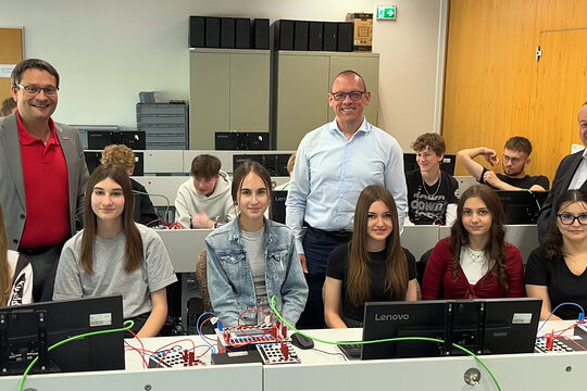 In Schwandorf erhielten die Schülerinnen und Schüler der Realschule Burglengenfeld Einblick in hochtechnologische Berufsbilder. Auf dem Bild sitzen sie im Computerraum vor den PCs.