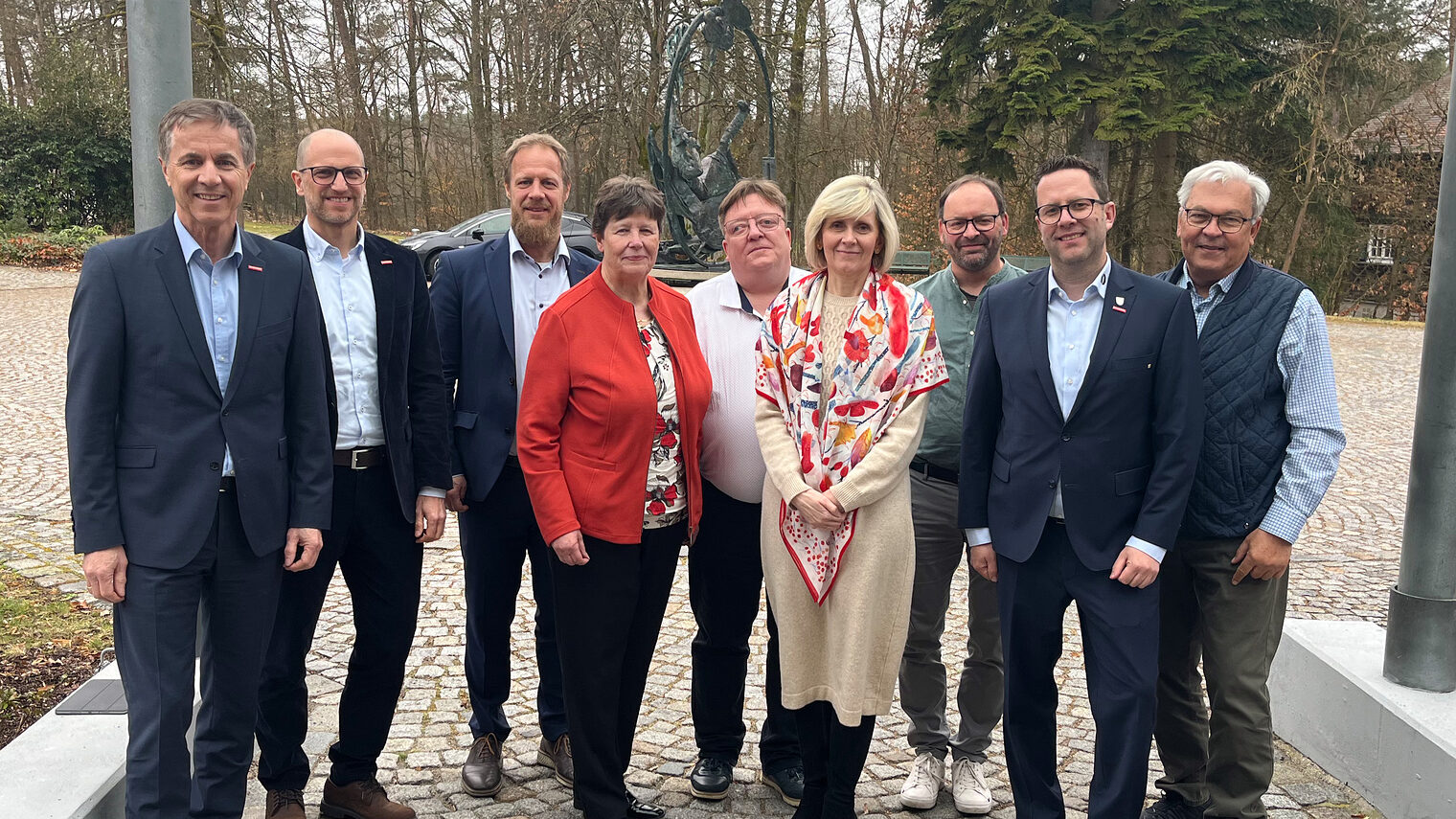 Bei einer Informationsreise stand der Austausch deutscher und tschechischer Experten zur beruflichen Bildung im Fokus - auf dem Bild vor der Handwerkskammer in Schwandorf zu sehen. 