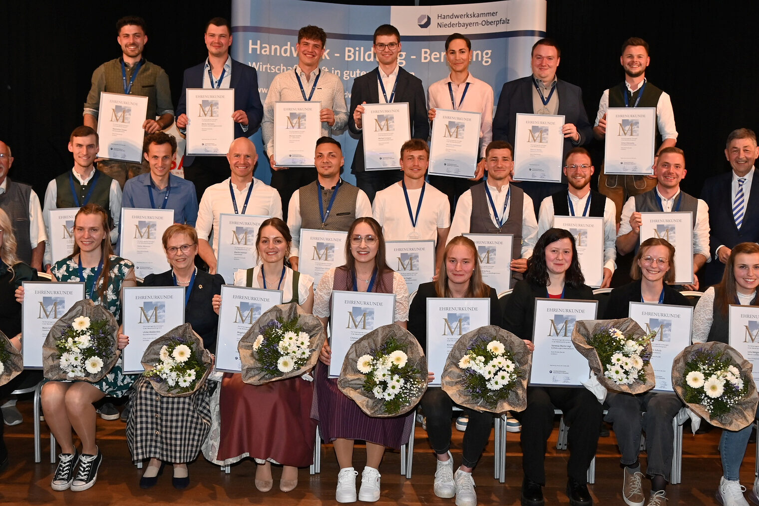 Gruppenbild der jahrgangsbesten Handwerksmeister 2024/2025 mit ihren Medaillen und Urkunden bei der Ehrung in Straubing. 