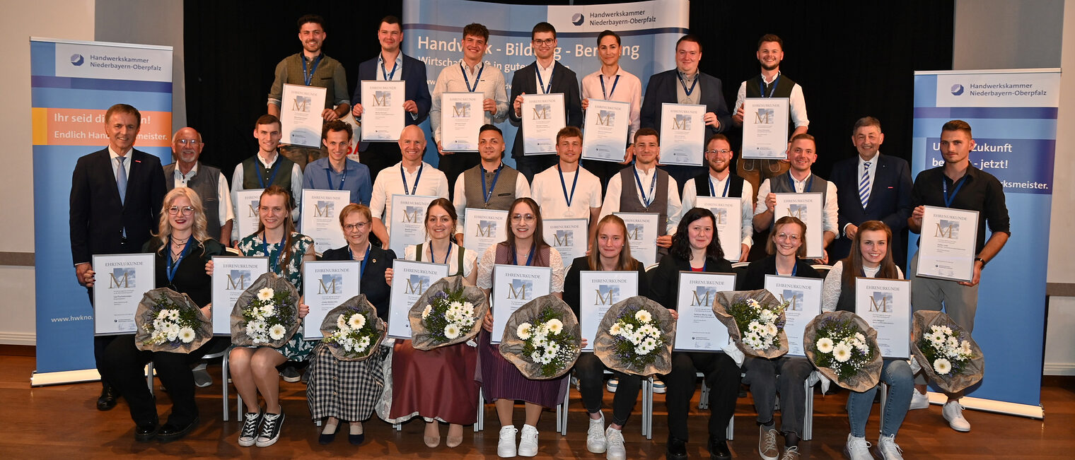 Die jahrgangsbesten Handwerksmeisterinnen und Handwerksmeister 2024/2025. Gruppenbild der jahrgangsbesten Handwerksmeister 2024/2025 mit ihren Medaillen und Urkunden bei der Ehrung in Straubing.