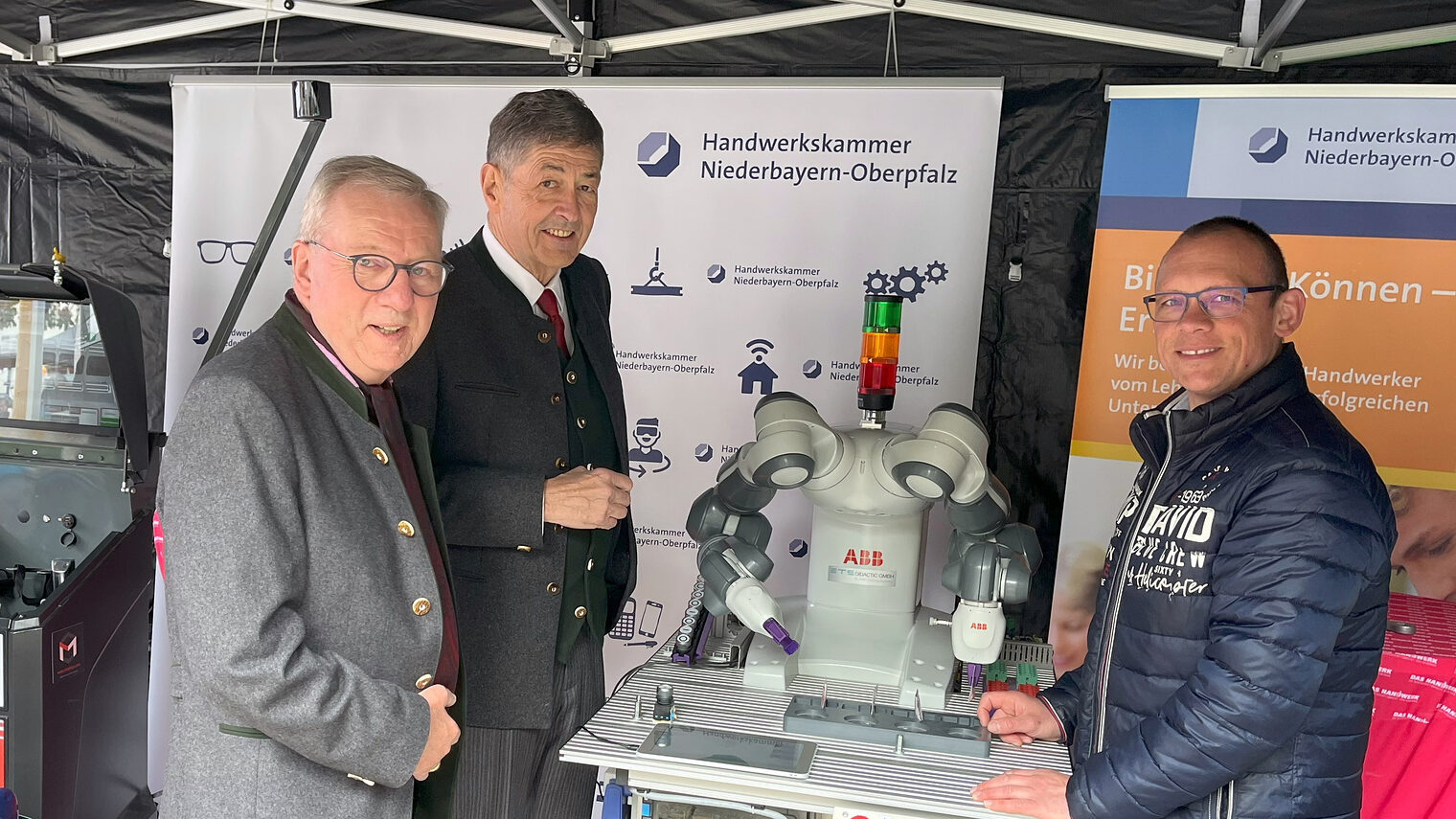 Hauptgeschäftsführer Jürgen Kilger, Präsident Dr. Georg Haber und der Leiter des Bildungszentrums Schwandorf Uli Götz. 