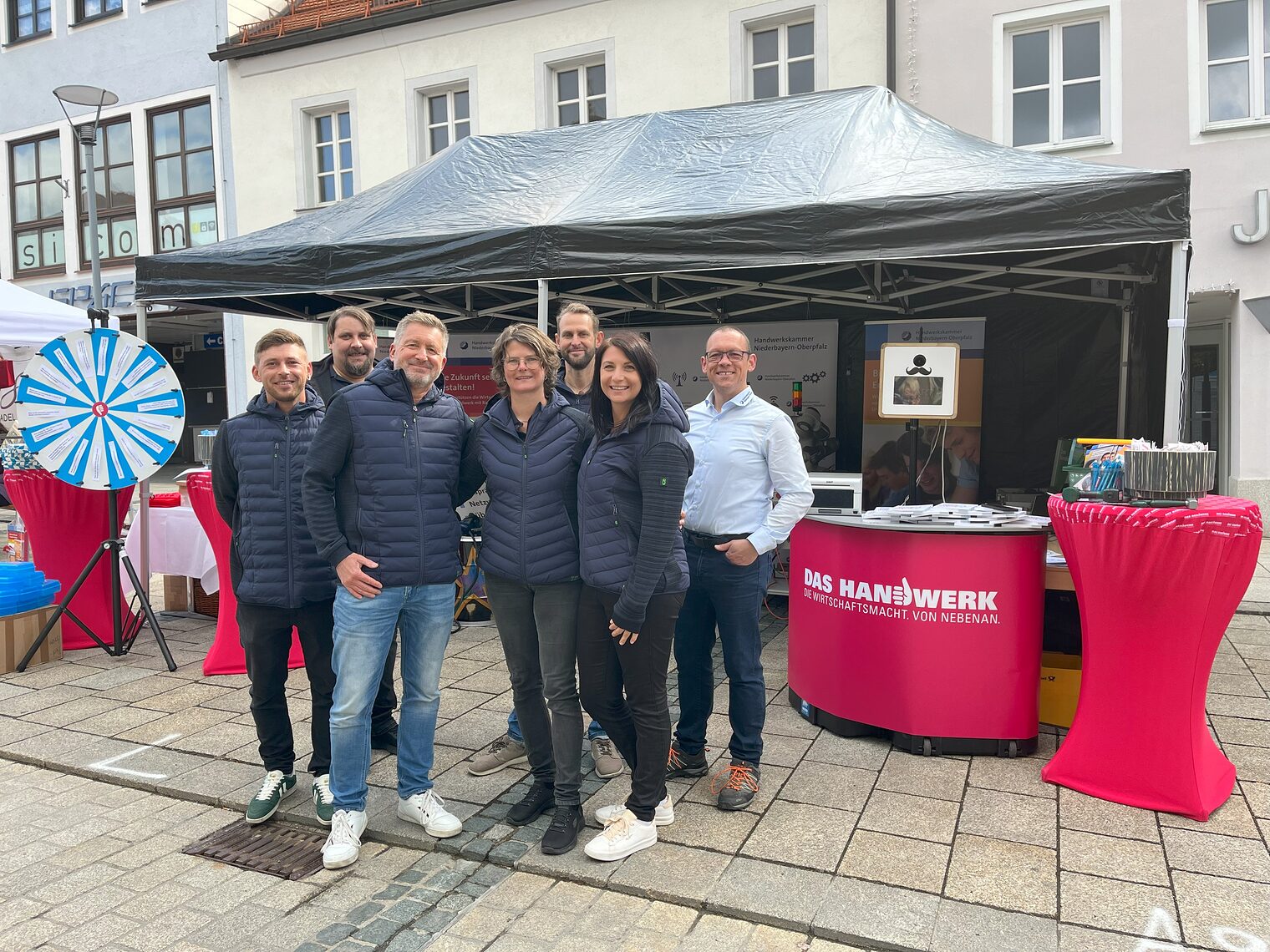 Das Promotion-Team der Handwerkskammer am Oberpfalztag in Tirschenreuth - hier vor dem aufgebauten Stand. 