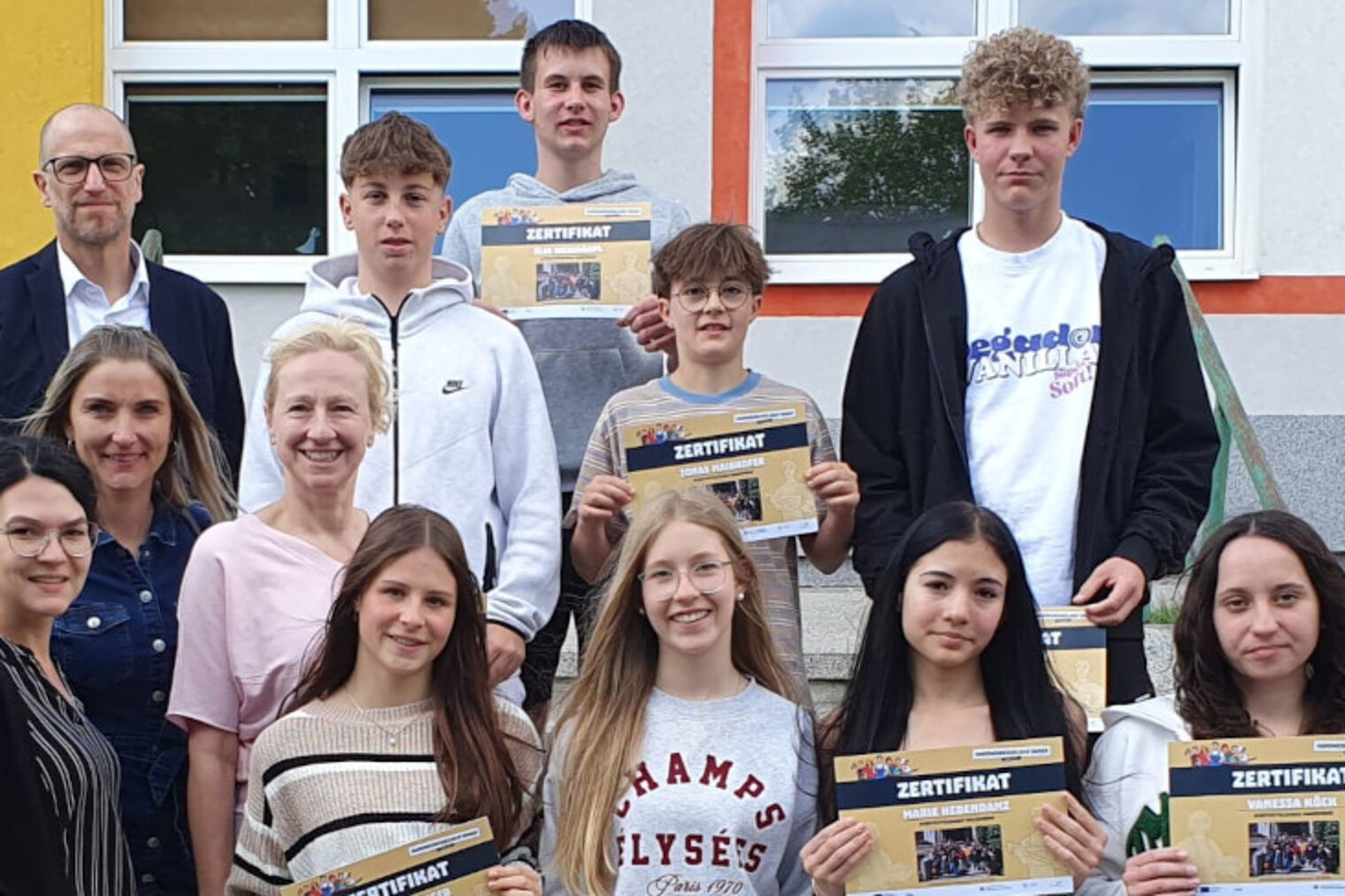Schülergruppe der Sportmittelschule Hauzenberg mit ihrer Lehrerin, Vertretern der Handwerkskammer und der Südböhmischen Wirtschaftskammer.