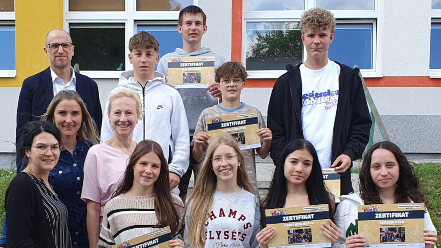 Schülergruppe der Sportmittelschule Hauzenberg mit ihrer Lehrerin, Vertretern der Handwerkskammer und der Südböhmischen Wirtschaftskammer.