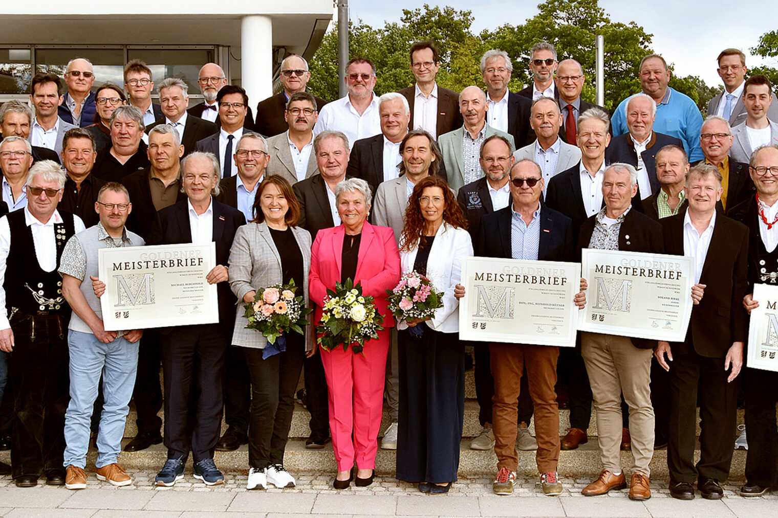 Die "Goldenen Meister" freuten sich über ihre Meisterbriefe und das Goldene M. Hier zu sehen mit den Ehrengästen vor dem Gebäude. 