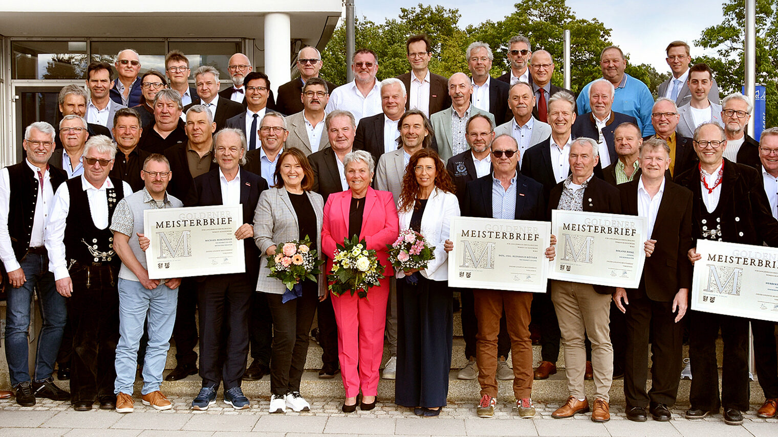Die "Goldenen Meister" freuten sich über ihre Meisterbriefe und das Goldene M. Hier zu sehen mit den Ehrengästen vor dem Gebäude. 