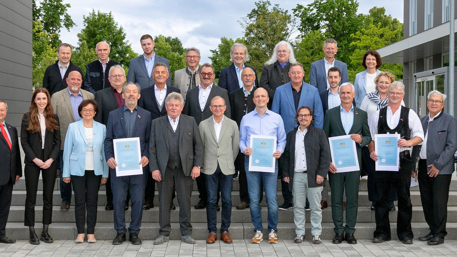 Die geehrten Ausbilder mit den Ehrengästen der Handwerkskammer - aufgereiht vor dem Hauptgebäude der Handwerkskammer in Regensburg. 