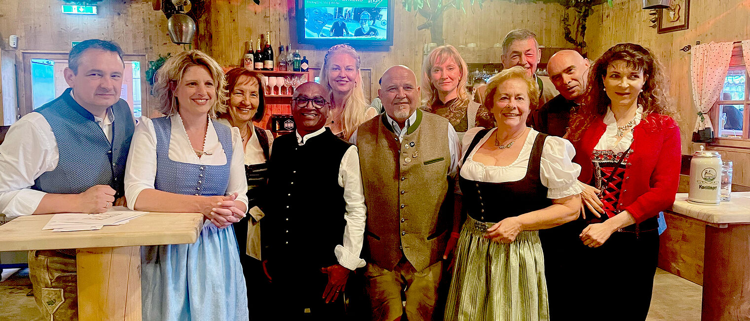 Die Ehrengäste tragen Dirndl und Lederhose auf der Handwerker-Dult in Regensburg.