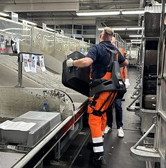 Mitarbeiter des Flughafen Nürnberg verwendet eine Exoskelett der Firma German Bionic - Projekt 5G