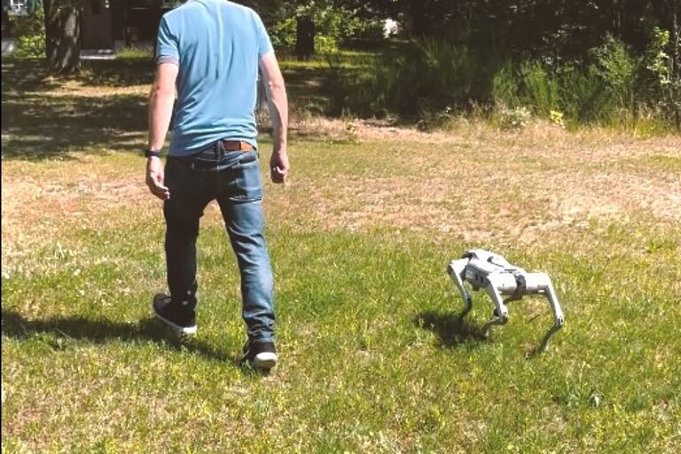 Inspektionsdrohne Roboterhund in Followmode