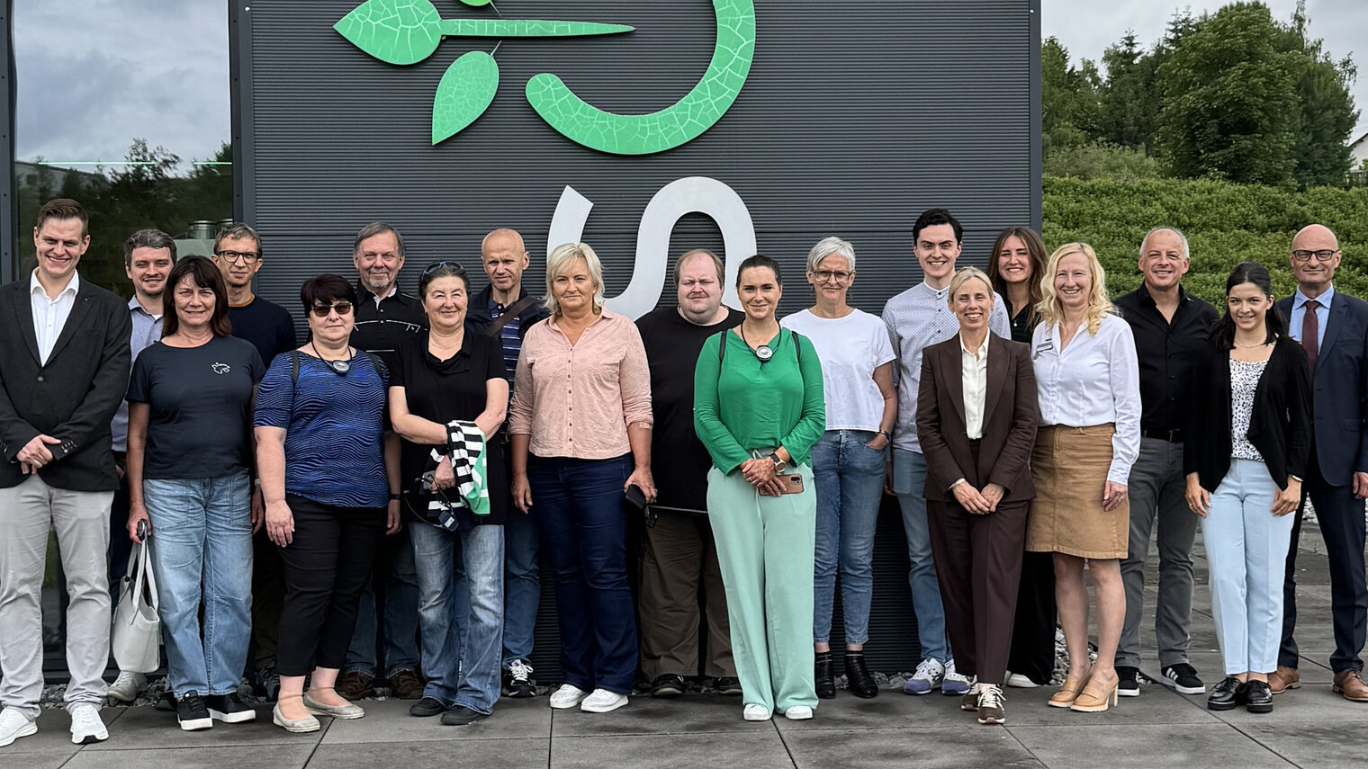 Eine Gruppe von Lehrkräften steht vor einem Gebäude bei einer Exkursion über die duale Ausbildung im Handwerk.