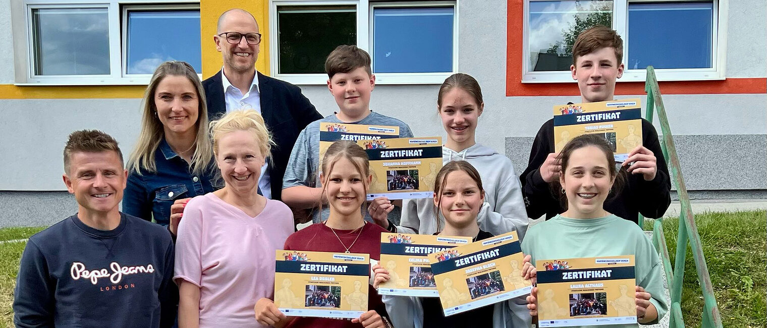 Die Teilnehmer der Realschule Freyung mit ihrem Lehrer und den Vertretern der Handwerkskammer. Die Teilnehmer der Realschule Freyung mit ihrem Lehrer und den Vertretern der Handwerkskammer.